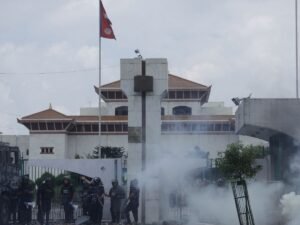 प्रदर्शनकारी युवा गेट की फांदकर संसद भवन परिसर में घुस गए।