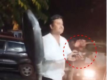 पिस्टल लहराता युवक