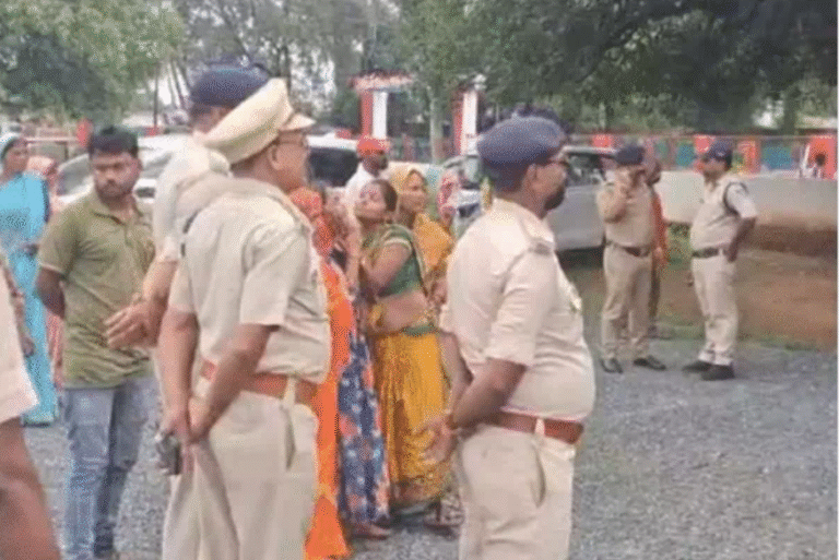 लेडी कॉस्टेबल के परिजन