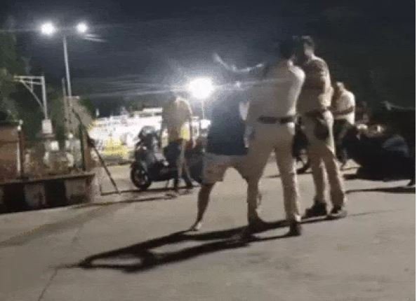 स्टंटबाज ने पुलिसकर्मी का पकड़ा कॉलर