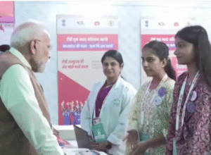 स्वास्थ्य कर्मियों से मिले पीएम