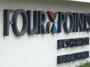 महाबलीपुरम के इसी रिजॉर्ट में पीड़ित परिवारों से मिले विजय।