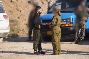 इजराइली सैनिक मतान एंगरेस्ट रिहाई के बाद IDF सैनिकों से बातचीत करते हुए।