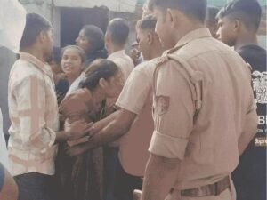 परिवार के लोग मौके पर पहुंचे। वो रो-रोकर बेसुध हो गए थे।