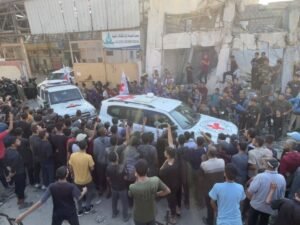 रेड क्रॉस की गाड़ियां बंधकों को लेकर गाजा सिटी से रवाना हुईं।