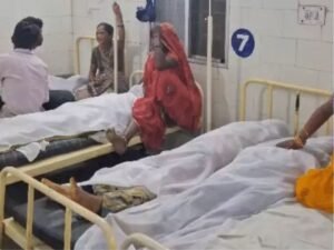 शवों के पास विलखते परिजन