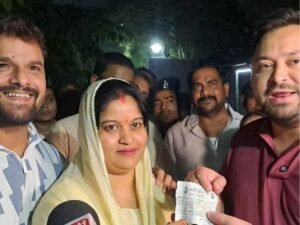 खेसारी लाल ने भरा पर्चा 