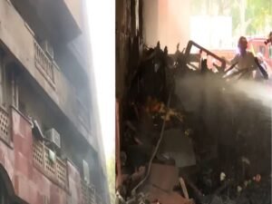 हाइड्रोलिक प्लेटफॉर्म की मदद से आग पर काबू पाने में जुटे