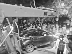 बेकाबू कार ने 8 को रौंदा