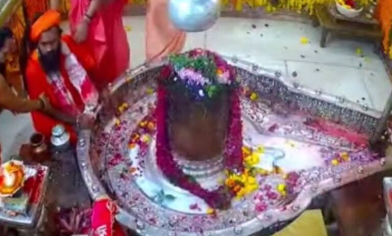 उज्जैन महाकाल मंदिर में पुजारी व संतों का विवाद