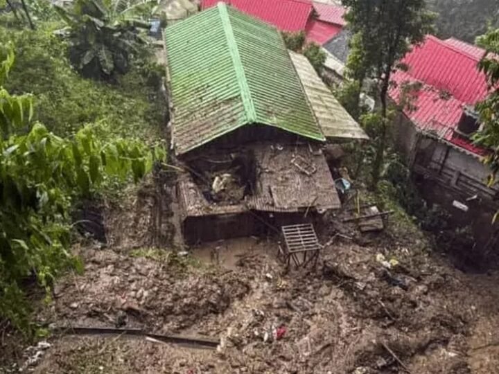 darjeeling-landslide-death-toll-tourists-stranded-vaishno-devi-cancelled