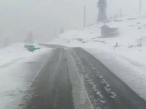 darjeeling-landslide-death-toll-tourists-stranded-vaishno-devi-cancelled