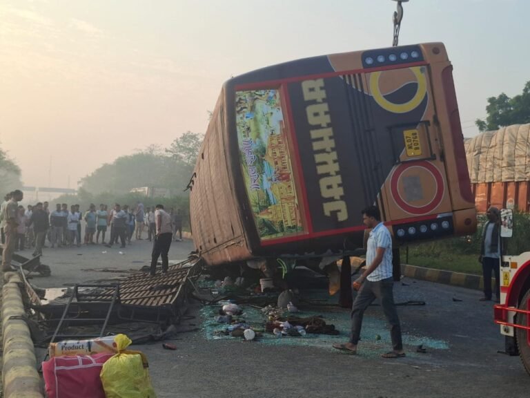 कुशीनगर में बस हादसा: 24 गंभीर रूप से घायल, हाईवे पर जाम