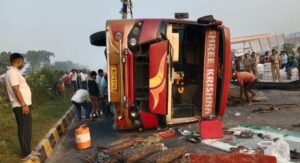 कुशीनगर में बस हादसा 