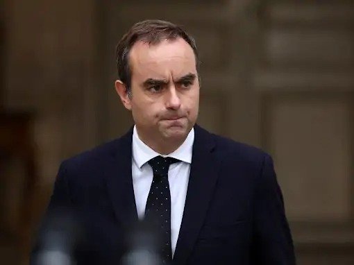 france-pm-resignation-political-crisis-macron-marine-le-pen