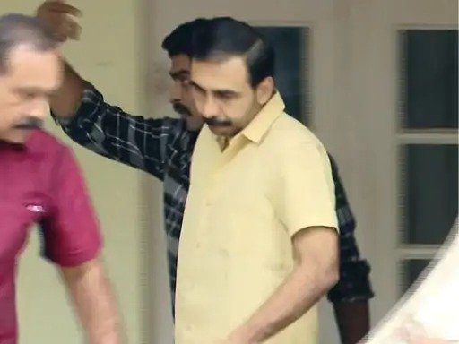  सबरीमाला मंदिर में 2 किलो सोना गायबः मुख्य आरोपी बोला – मुझे फंसाया, कोर्ट के बाहर फेंका जूता 