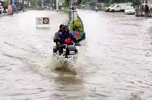 south-india-heavy-rain-kerala-tamilnadu-schools-closed-himachal-snowfall