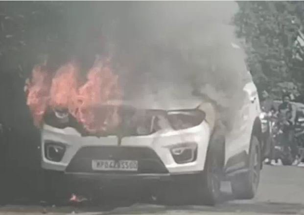 आग का गोला बनी गाड़ी