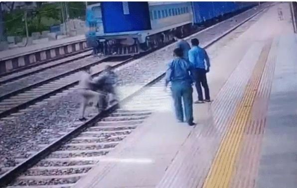 जवान ने बचाई महिला की जान