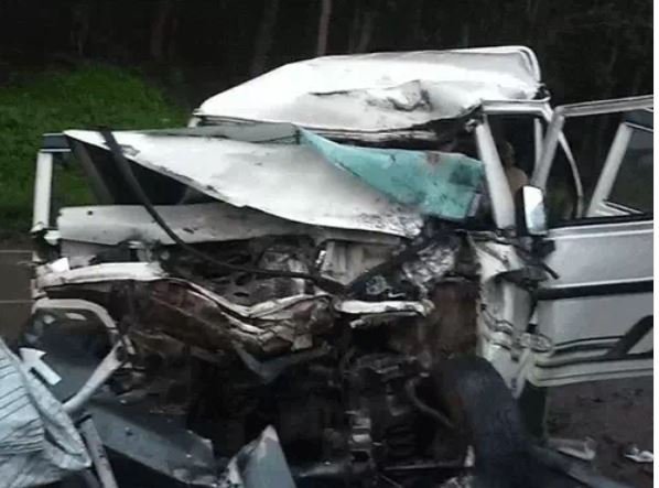 ट्रक की टक्कर से बुलेरो के परखच्चे उड़े