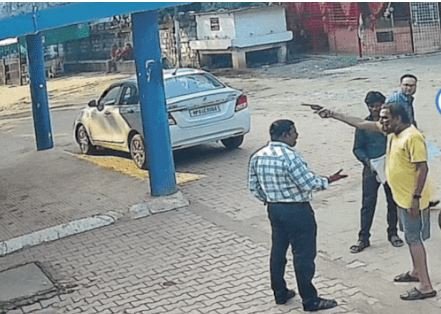 ड्रेसर ने BMO पर तानी पिस्टल