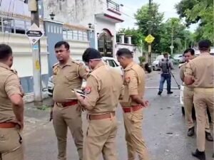 बर्क के घर के बाहर पहरा