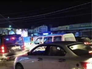 जुलूस में फंसी एंबुलेंंस