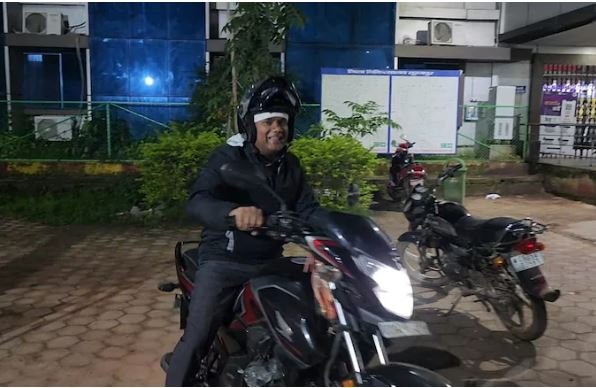 बाइक पर कलेक्टर