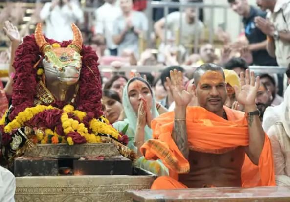 बाबा की शरण में वरुण धवन