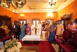 राजपरिवार से मिले शाह