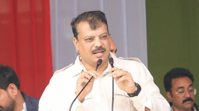 "पार्टी आदिवासी वोट बैंक की राजनीति कर रही"