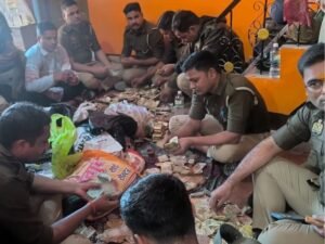 पुलिस को पैसे गिनने में लगे कई घंटे