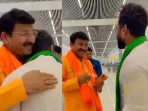 मनोज तिवारी ने खेसारी लाल को लगाया गले 