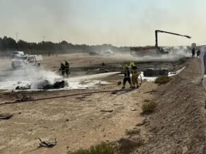 दमकल कर्मी आ्रग बुझा रहे