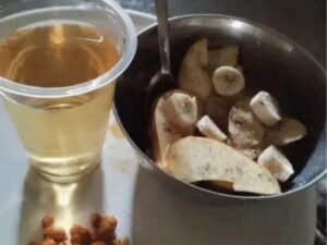 डिस्पोजेबल ग्लास में शराब, कटे फल