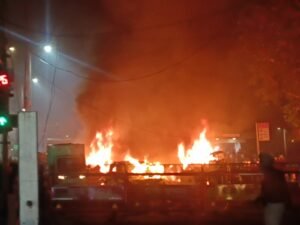 मेट्रो स्टेशन के पास कार ब्लास्ट