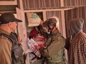 घरों में ली तलाशी