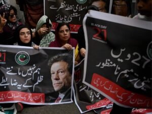 हजारों समर्थक सड़कों पर उतरे