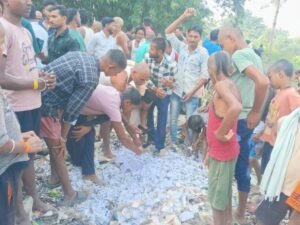  सड़क किनारे मिली VVPAT पर्चियां