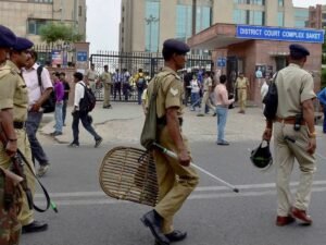 कोर्ट के बाहर पुलिस तैनात