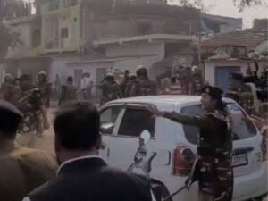 पुलिस पर पत्थरबाजी