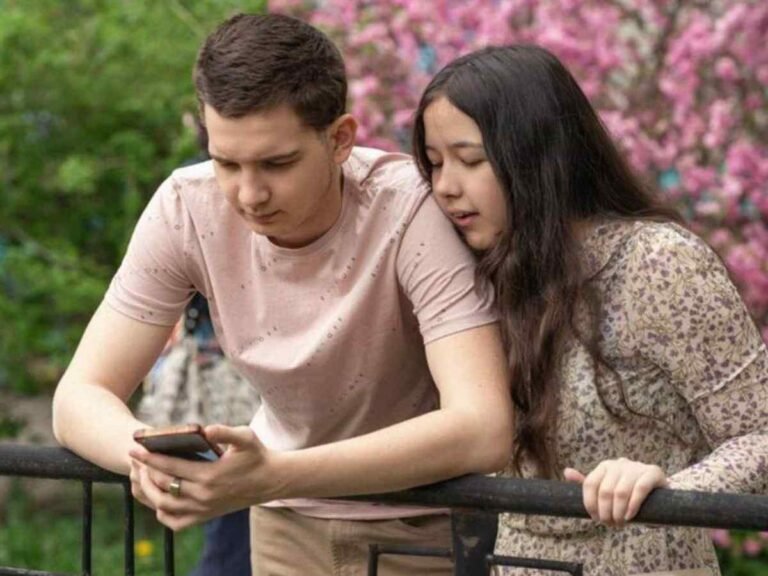 open-phone-policy-in-relationship-right-or-wrong