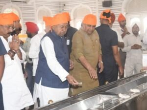 गुरुद्वारा में मत्था टेका