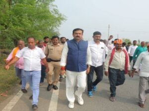 बीजेपी प्रत्याशी अनिल सिंह को ग्रामीणों ने धरिया गांव में खदेड़ दिया।