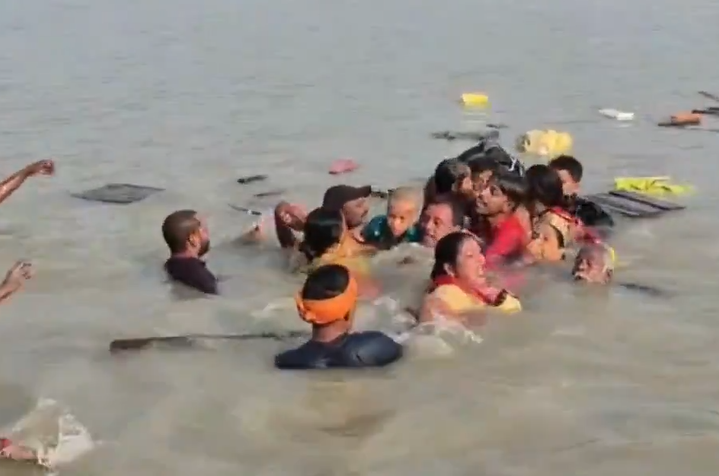 Sarayu river boat capsizes UP