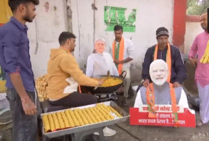 पटना में कार्यकर्ता 501 किलो लड्डू तैयार कर रहे