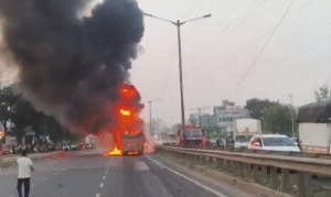 ट्रैफिक पूरी तरह बाधित