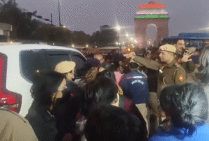 इंडिया गेट पर प्रदूषण के खिलाफ प्रदर्शन