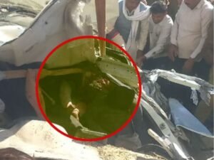 कार की छत काटकर उसमें फंसे लोगों को बाहर निकाला