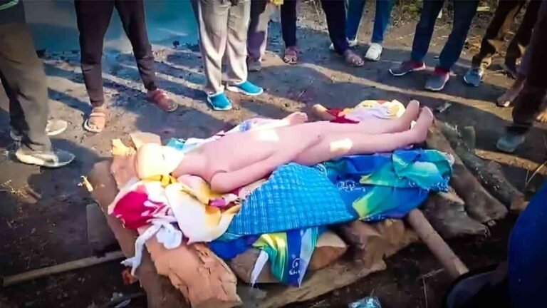 UP News Two young men arrived to perform the last rites of the dummy